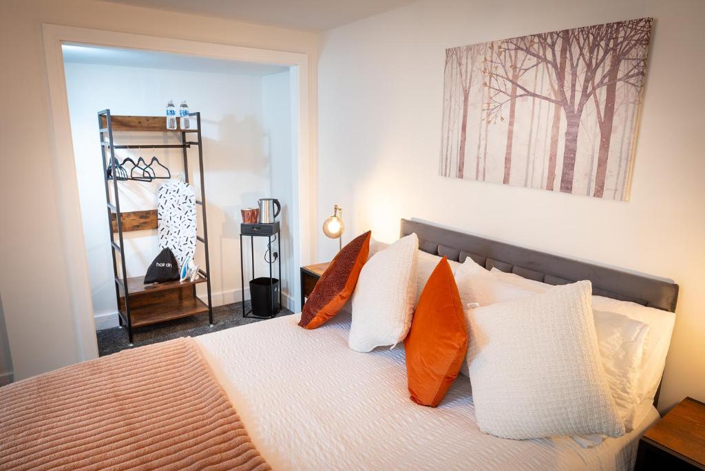 怀特黑Kings Arms Suites - Luxury Double - Waterfall Shower - Self Check In的一间卧室配有带橙色和白色枕头的床