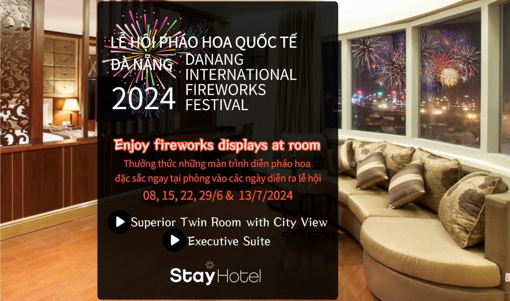 岘港丝戴酒店的客厅的标志,配有沙发和烟花