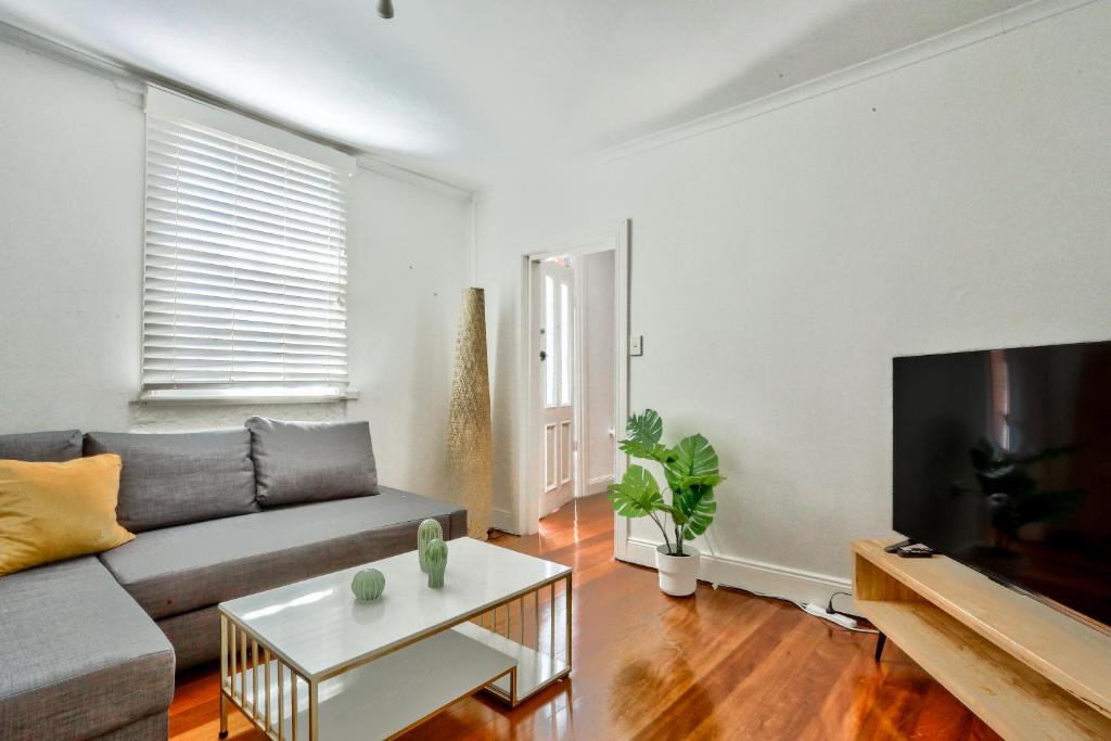 悉尼Close to City 3 Bedroom House Surry Hills 2 E-Bikes Included的客厅配有沙发和桌子