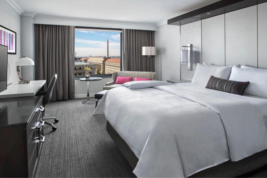 华盛顿华盛顿特区JW万豪酒店的酒店客房设有一张白色大床和一个阳台。