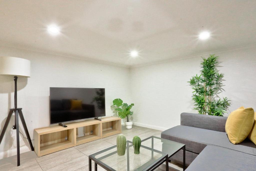 悉尼Good for Family 3 Bedroom House Darlinghurst with 2 E-Bikes Included的带沙发和电视的客厅