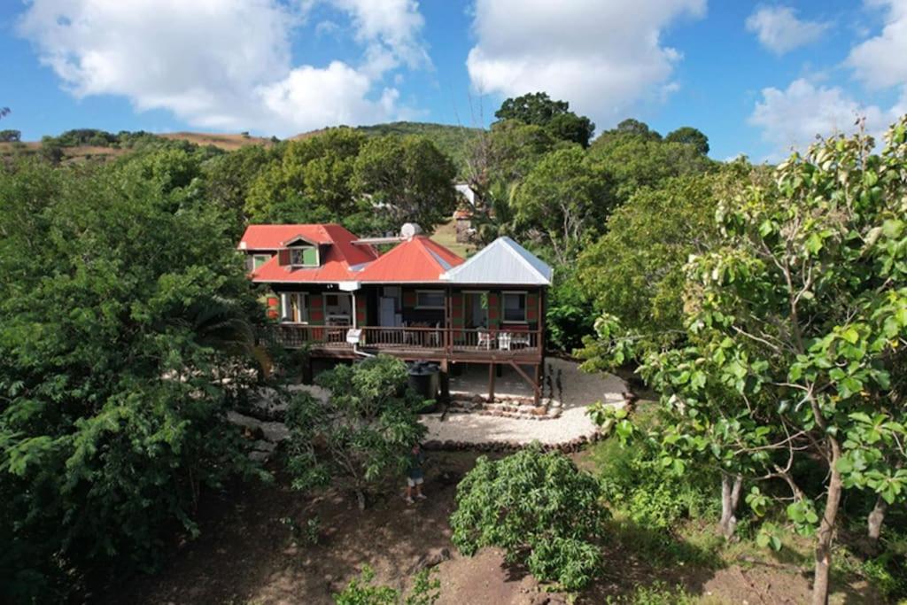 Saint MarySugar Mountain Cottage的享有红色屋顶房屋的空中景致