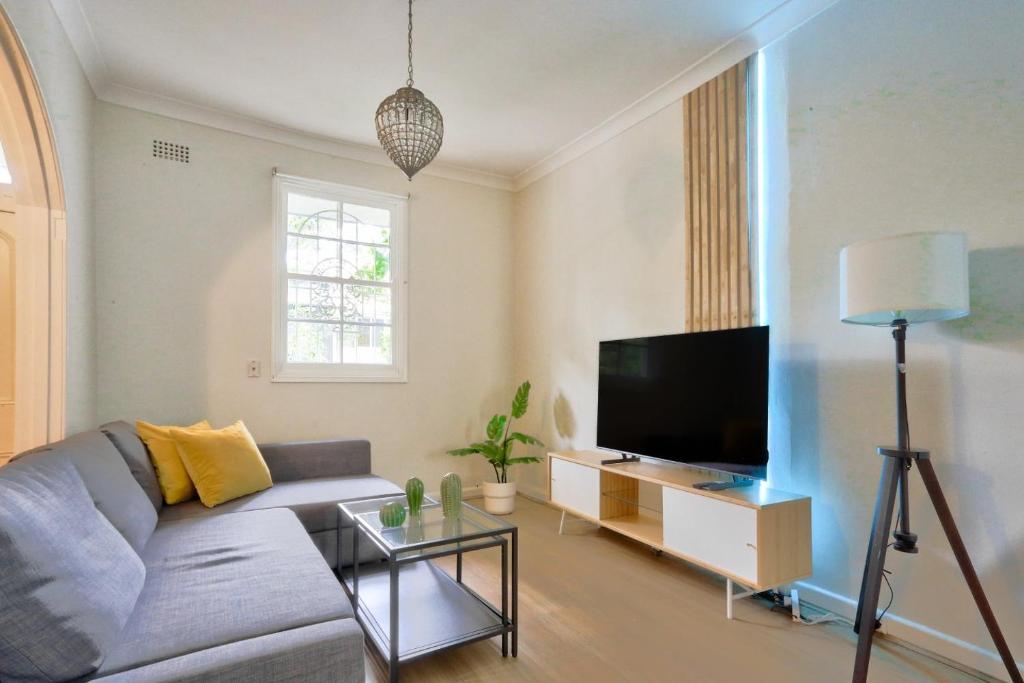 悉尼Ideal 3 Bedroom House in Chippendale with 2 E-Bikes Included的带沙发和平面电视的客厅