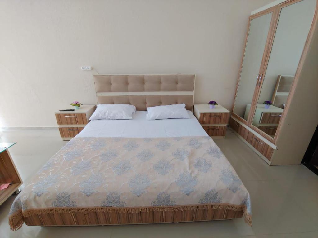 巴库Lahore Hotel Baku的一间卧室设有一张大床和一个大镜子
