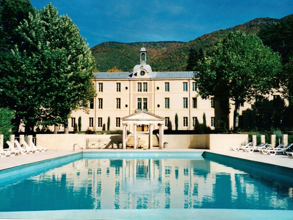 蒙布兰莱班德斯吉皮埃城堡度假屋的一座大房子,前面设有一个游泳池