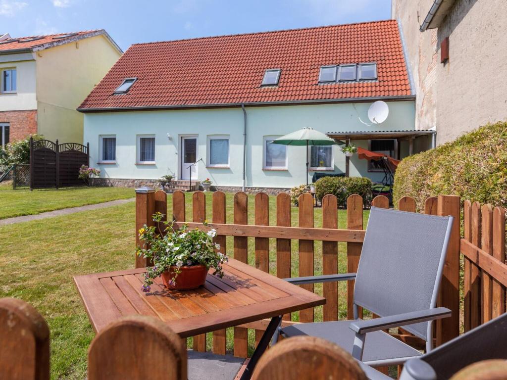 克吕茨Attractive Apartment in Kl tz near the Sea的庭院里的木桌和椅子,房子里