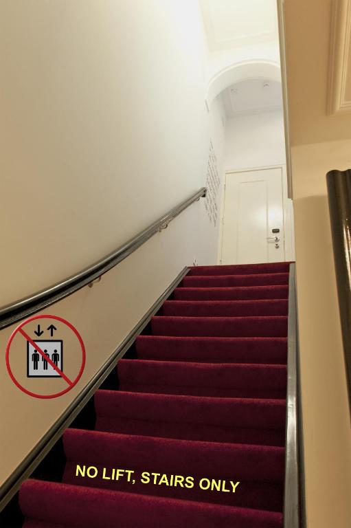 阿姆斯特丹Amsterdam Rembrandt Square city center Hotel的楼梯上只有标志,没有电梯的楼梯
