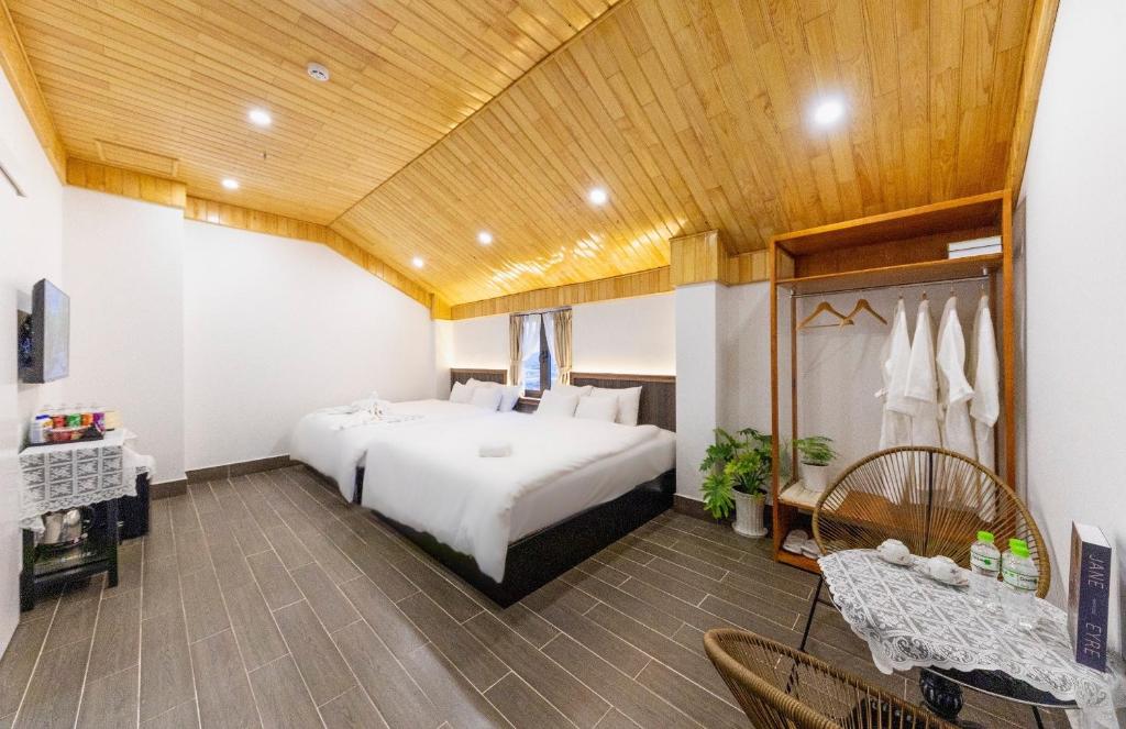 胡志良Olagi Hotel 2的卧室配有一张白色大床