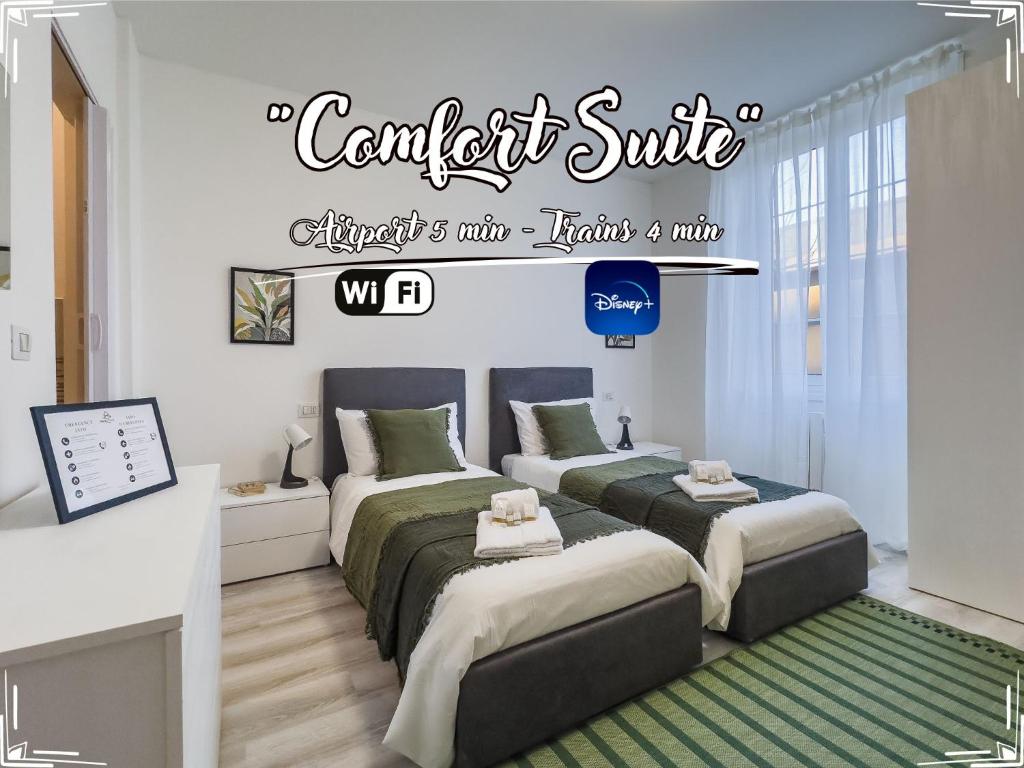 热那亚[Comfort Suite] Airport 5min • A/C • Disney+的一间带两张床的卧室和一个阅读冲突套房的标志