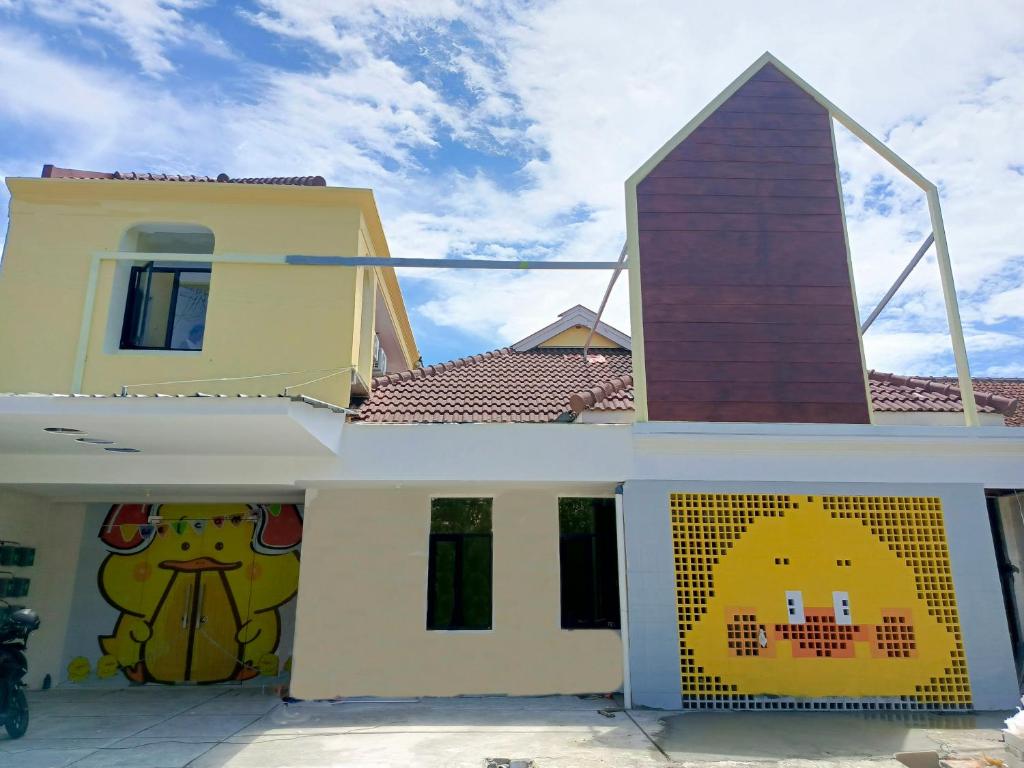 BlimbingBebek Kuning Residence的两幅画作的房子