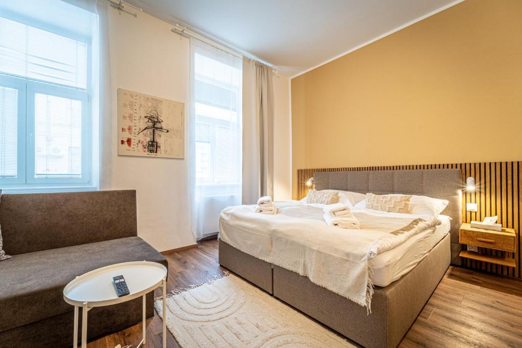 布尔诺Design Apartments Lužánky的一间卧室配有一张大床和一张沙发