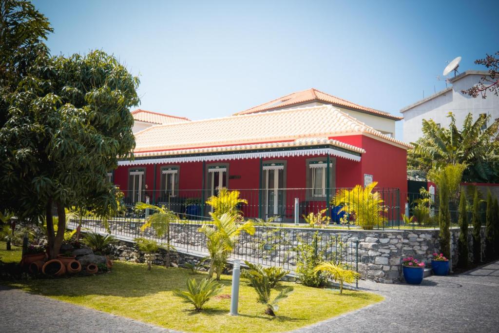 蓬他达维托亚Quinta da Tia Briosa by Madeira Sun Travel的前面有栅栏的红色房子