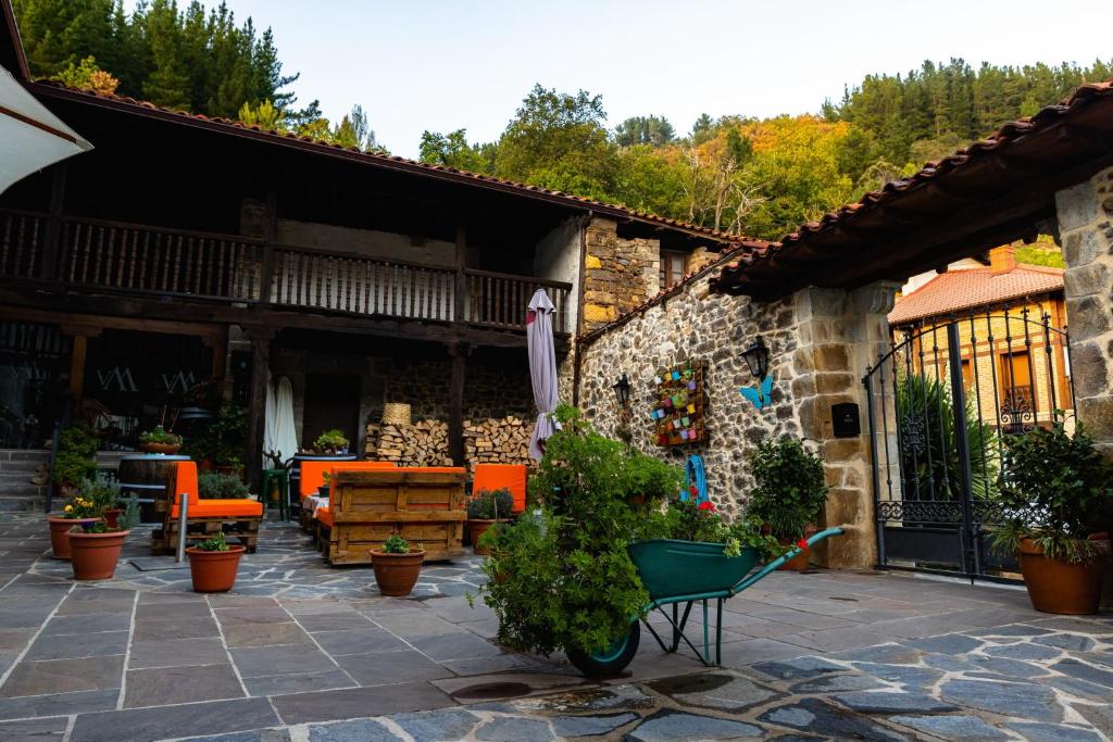 Cillorigo de LiebanaPosada Villa Matilde的庭院配有橙色椅子和绿色的轮椅