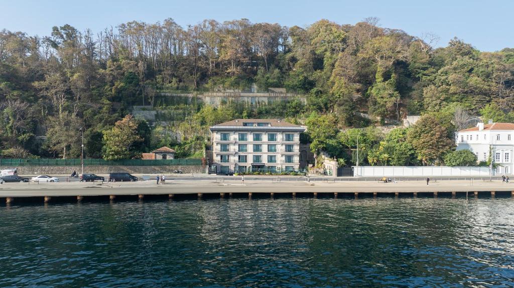 伊斯坦布尔MFB Tarabya Hotel的水体上的大型建筑