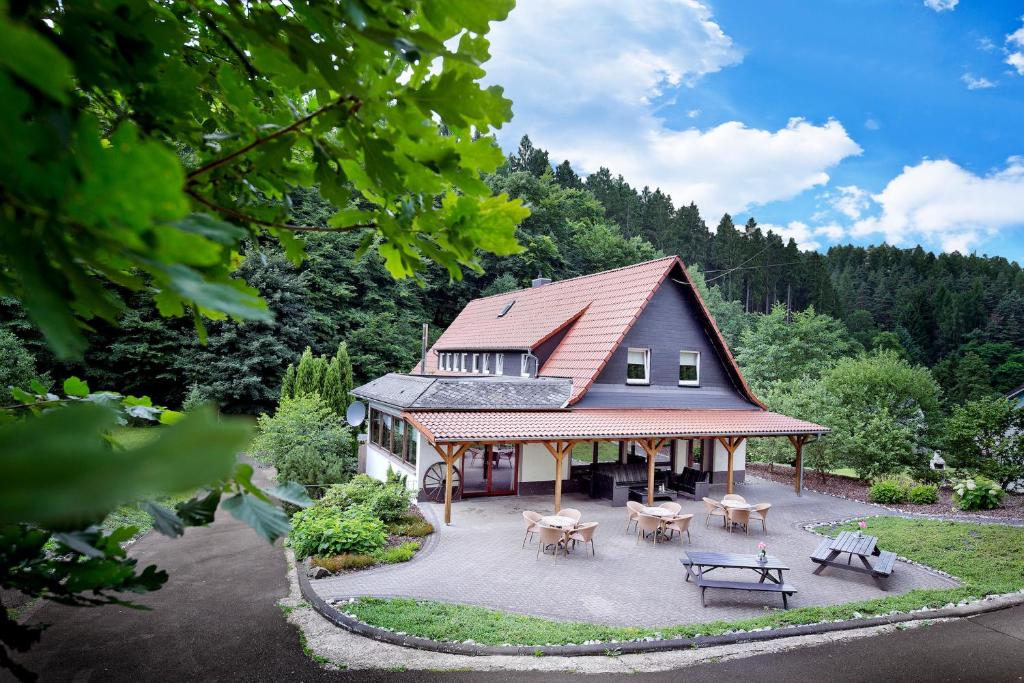 SchutzbachWesterwald Ferien Villa - 21 Personen - Kino, Bar, Sauna und Whirlpool的享有房屋空中景致,设有天井。