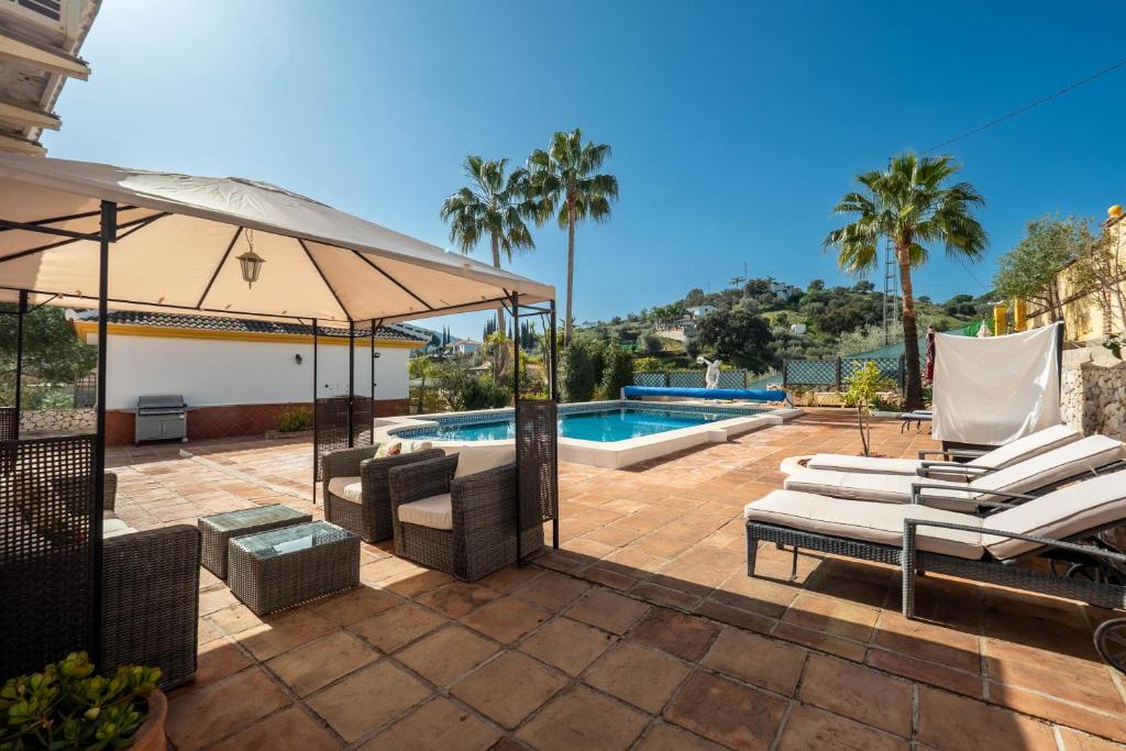 阿尔豪林格朗德Casa Amarilla Casitas的一个带躺椅的庭院和一个游泳池