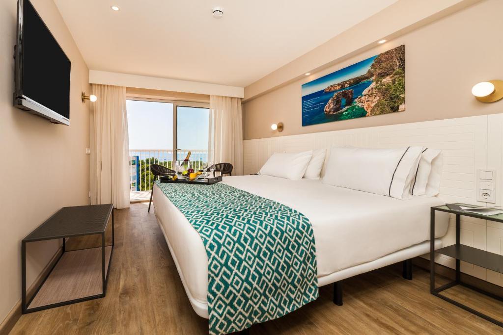 马略卡岛帕尔马玛丽温特欧洲之星酒店的一间设有大床和窗户的酒店客房