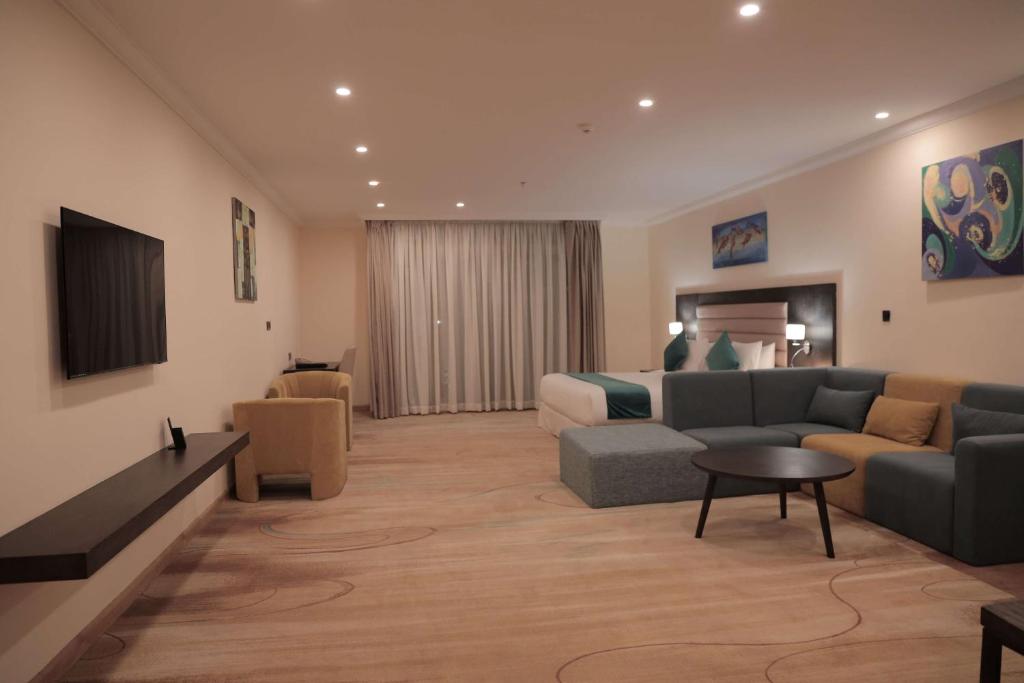 亚的斯亚贝巴Best Western Premier Dynasty的带沙发和床的大型客厅