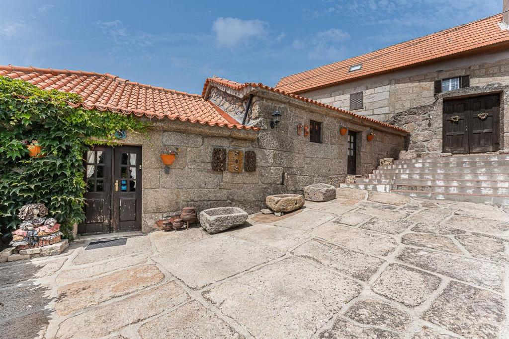 辛方伊什Casa Museu da Geada的石头房子,设有石头庭院和建筑