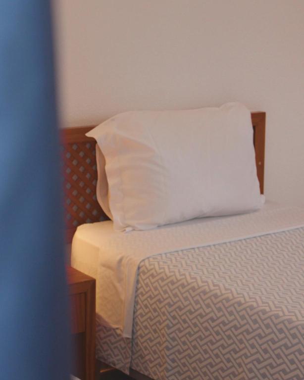 阿尔布费拉维加斯公寓的床上的白色枕头