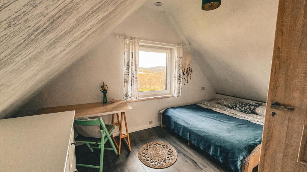 卢托维斯卡Chatka Biesczadersko的一间小卧室,配有床和窗户