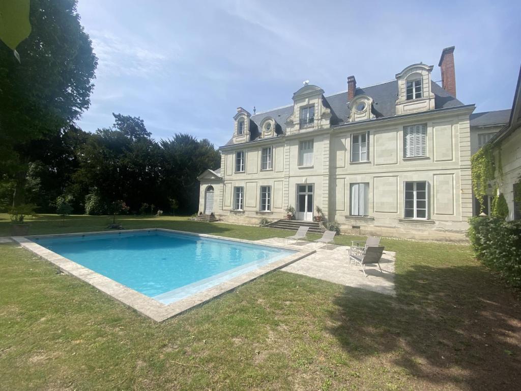 卢瓦尔河畔圣西La Grande Carrée的一座大房子,前面设有一个游泳池