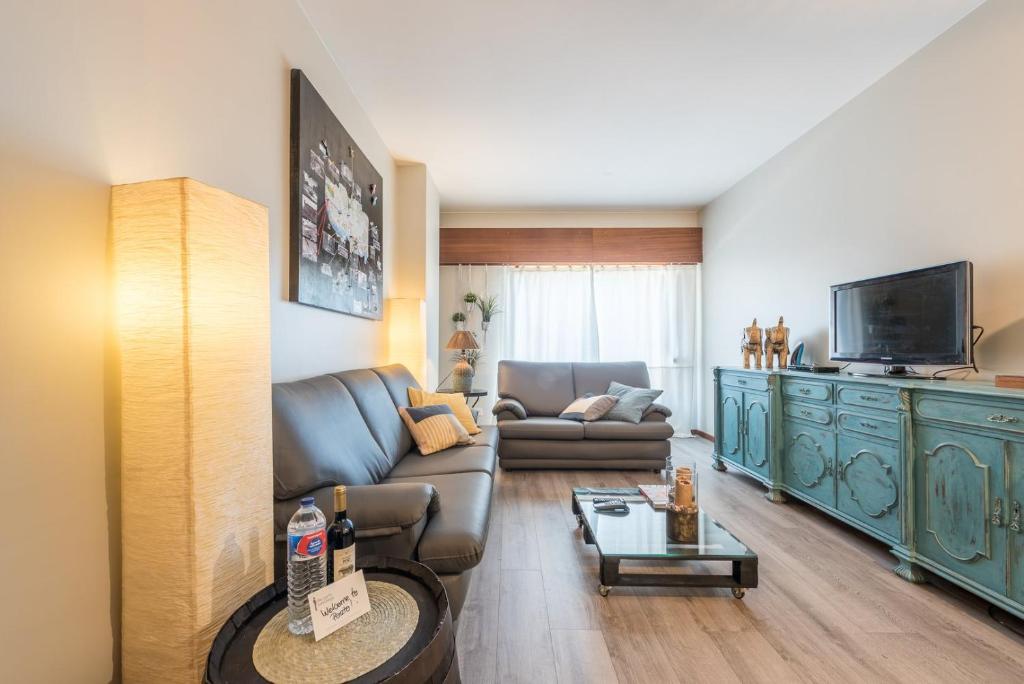 波尔图GuestReady - Woodwork Apartment的带沙发和电视的客厅
