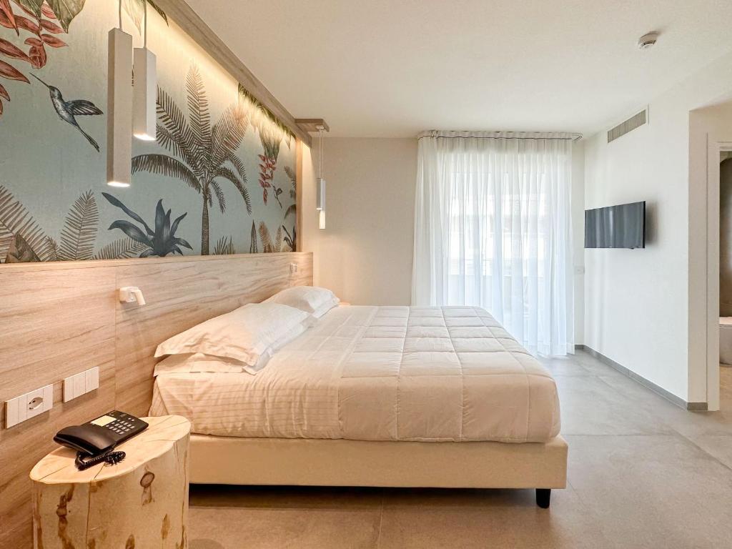 米兰马瑞提那贝莱蒂尼酒店 的一间卧室配有一张大床和一张桌子