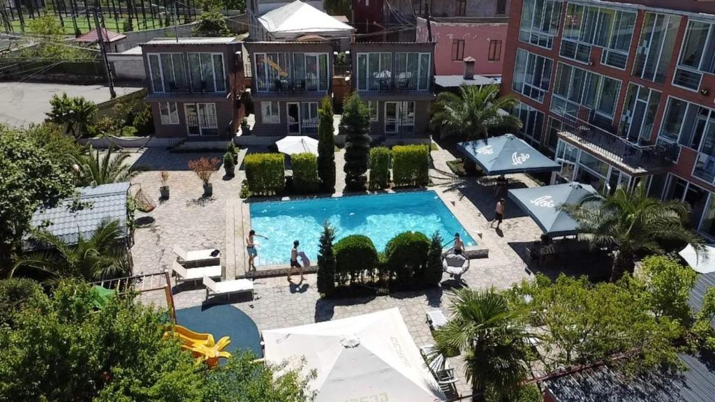 巴统Hotel Buta的大楼游泳池的顶部景色