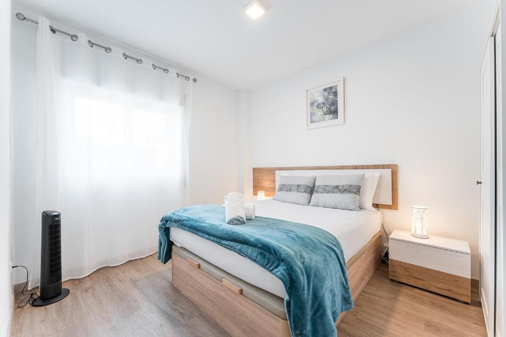 加亚新城Trendy comfort in Vila Nova de Gaia的一间卧室配有一张带蓝色毯子的床