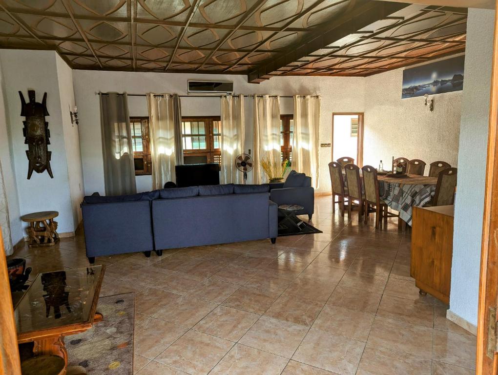 科托努ROMO house的客厅配有蓝色的沙发和桌子
