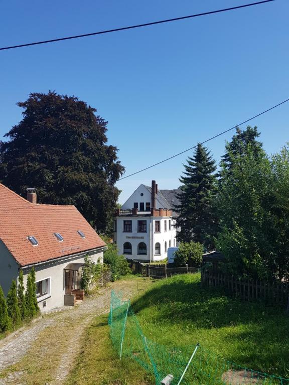 Auf der WieseGasthof Oberschmiede的一座大白色的草山上房子