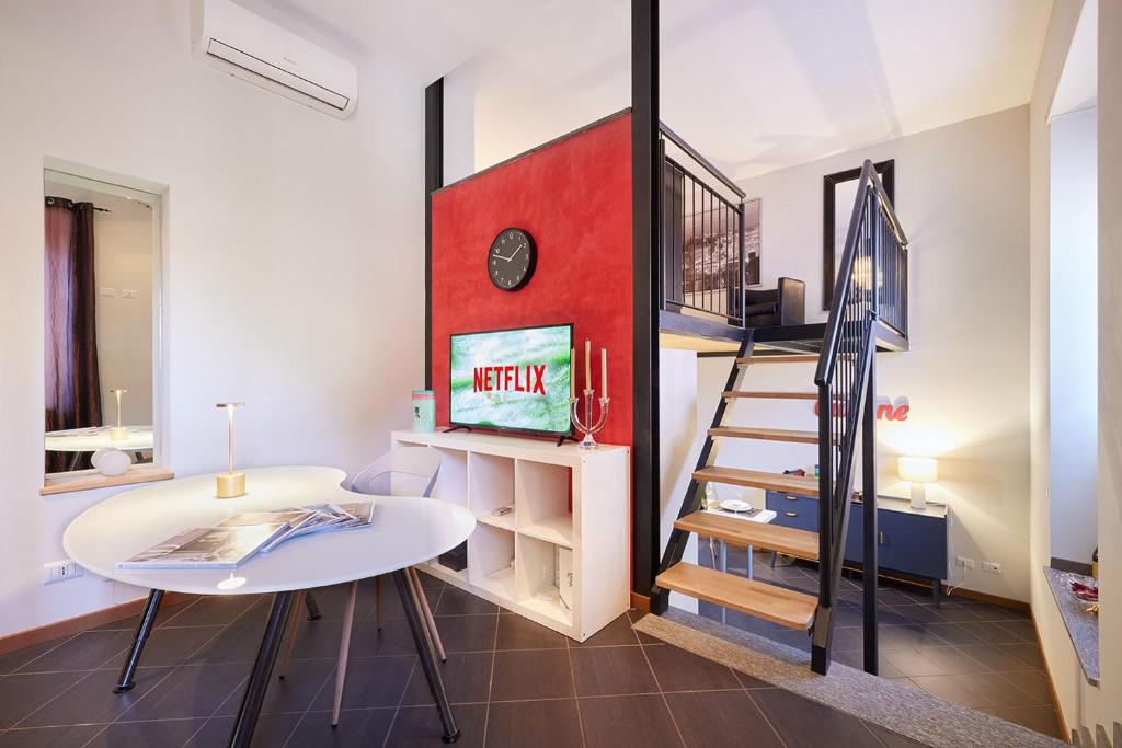 都灵Loft Santa Giulia的小房间设有楼梯和桌子