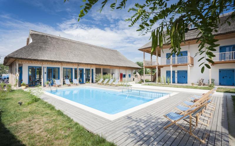 Chilia VecheLimanul Resort - Danube Delta的房屋前有游泳池的房子