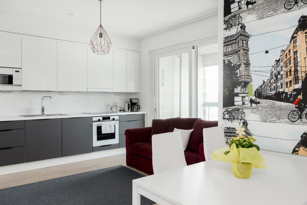 赫尔辛基New LUXUS 3BR Helsinki Home的厨房配有白色橱柜和白色桌子