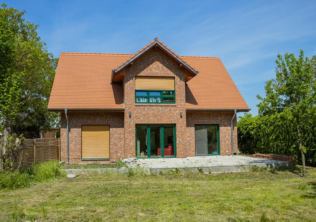 HeiligengrabeFirmen-Familien-Villa的一座砖房,有橙色屋顶