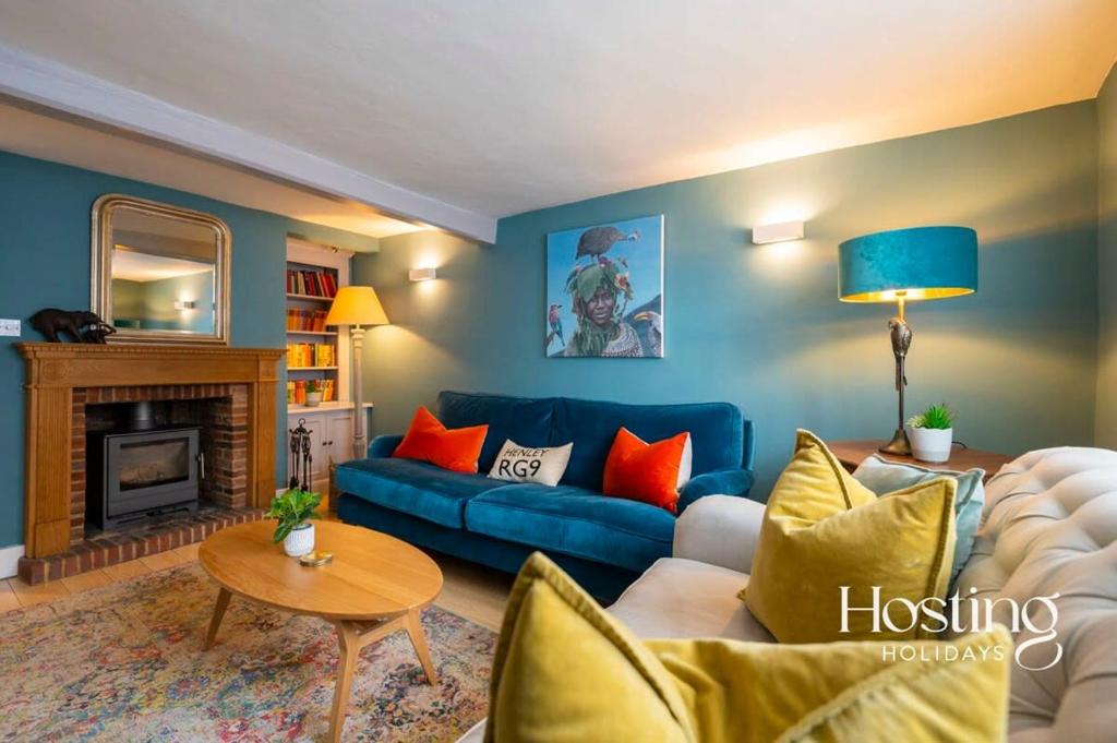 亨利昂泰晤士Spacious Luxury Cottage With Roof Terrace Close To The River Thames的客厅配有蓝色的沙发和桌子