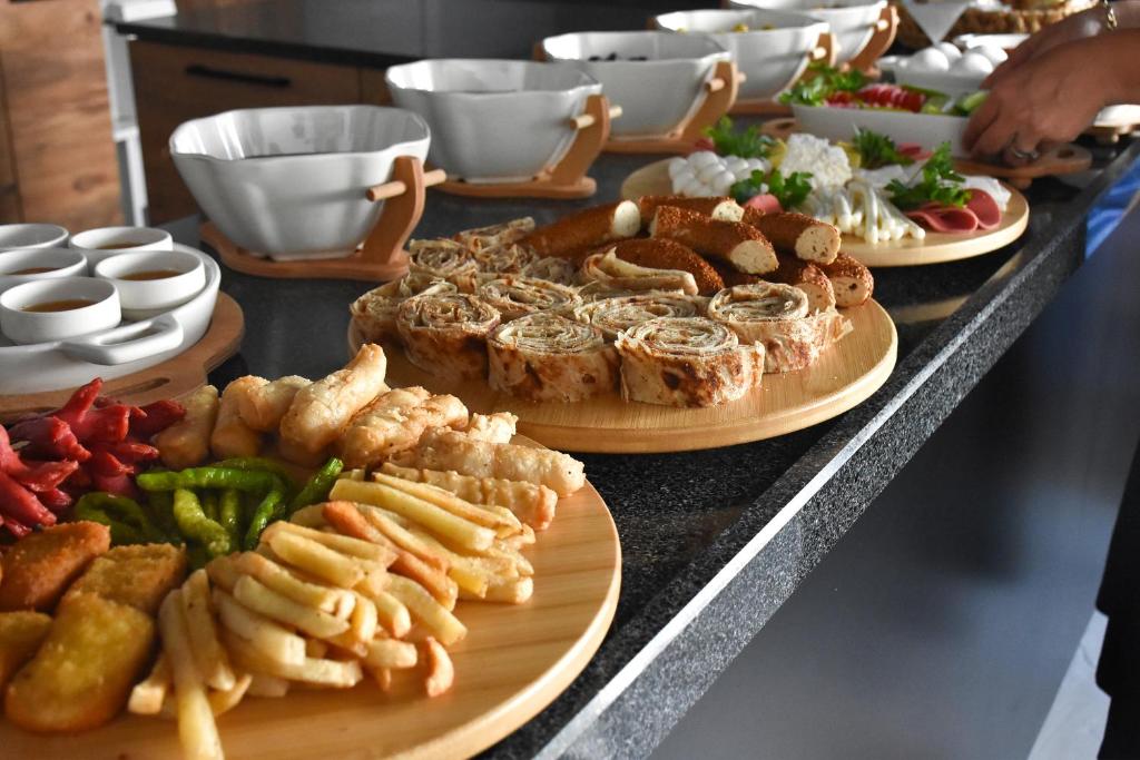 阿马西亚Albayrak Konağı Otel的餐桌上的自助餐,包括盘子