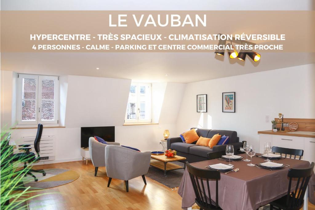 贝桑松*Hypercentre*Spacieux*Calme - Le Vauban - Cocoonhome的客厅配有桌子和沙发