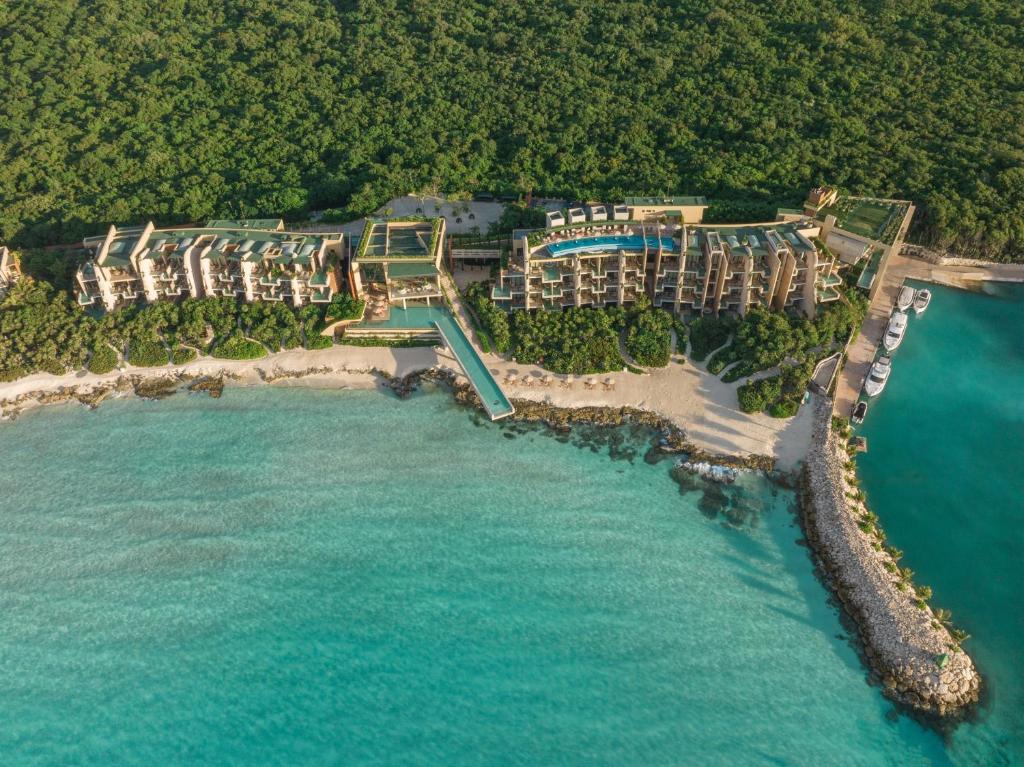 普拉亚卡门La Casa de la Playa by Xcaret- All Inclusive Adults Only的海滩上的度假村的空中景致