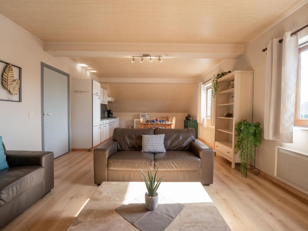 米斯堡Apartment Derby by Interhome的客厅配有沙发和桌子