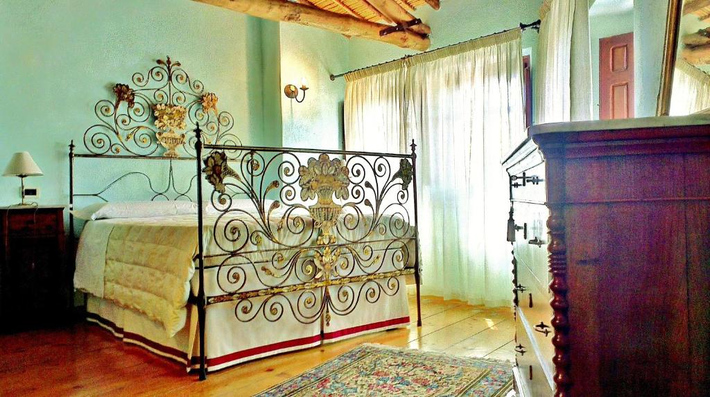 巴鲁米尼Il Borgo dell'Arcangelo的一间卧室配有一张床和一个梳妆台