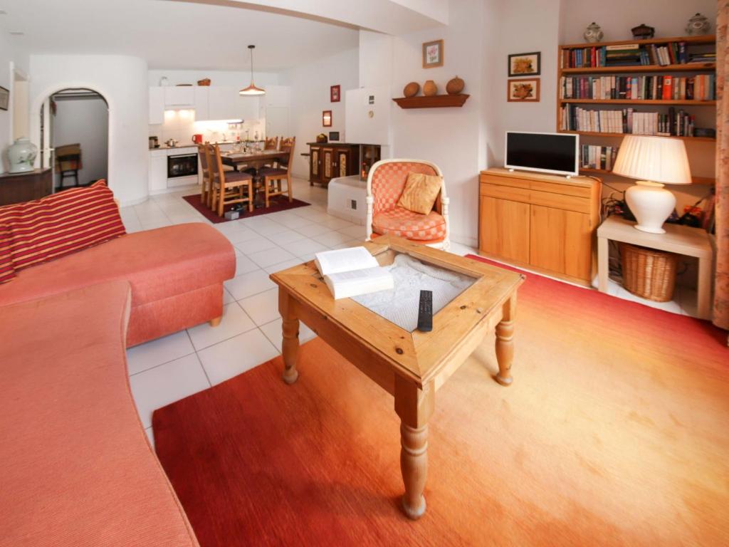 尚佩克斯Apartment Alpes et Lac 2 by Interhome的带沙发和咖啡桌的客厅
