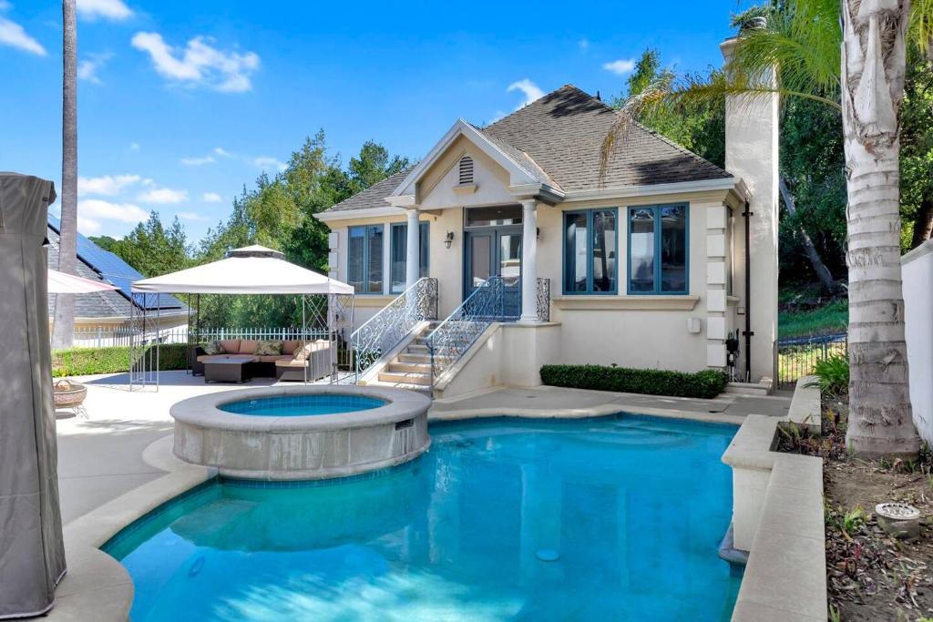 摩根山Morgan Hill Elegance Spa & Pool Retreat的房屋前有游泳池的房子
