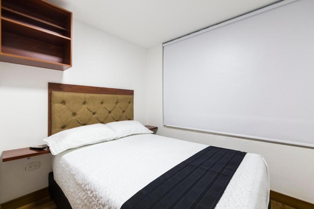 波哥大Hotel Casa Botero 102的一间卧室设有一张床和一个大窗户