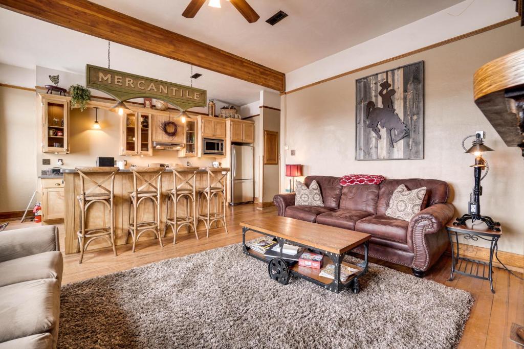 拉勒米Historic DT Laramie Apartment Deck and 1 Mi to UW!的客厅配有沙发和桌子
