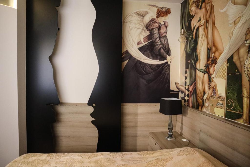 贝尔格莱德The Empress apartment Belgrade的卧室,墙上挂着一幅画,床边是