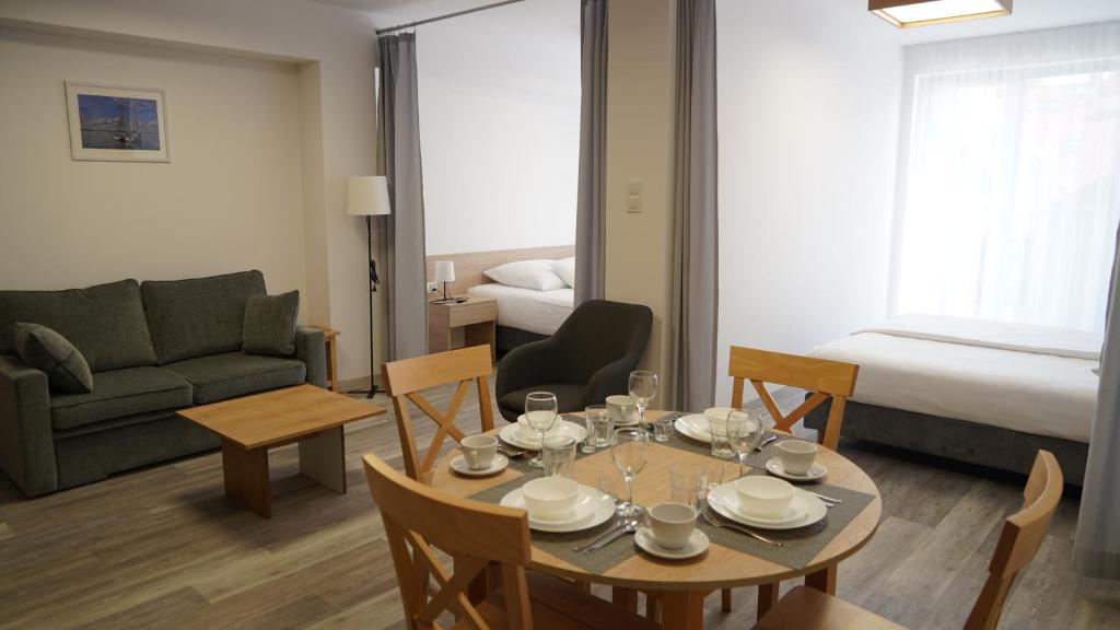 吉日茨科Aparthotel Passage的客厅配有桌椅和沙发