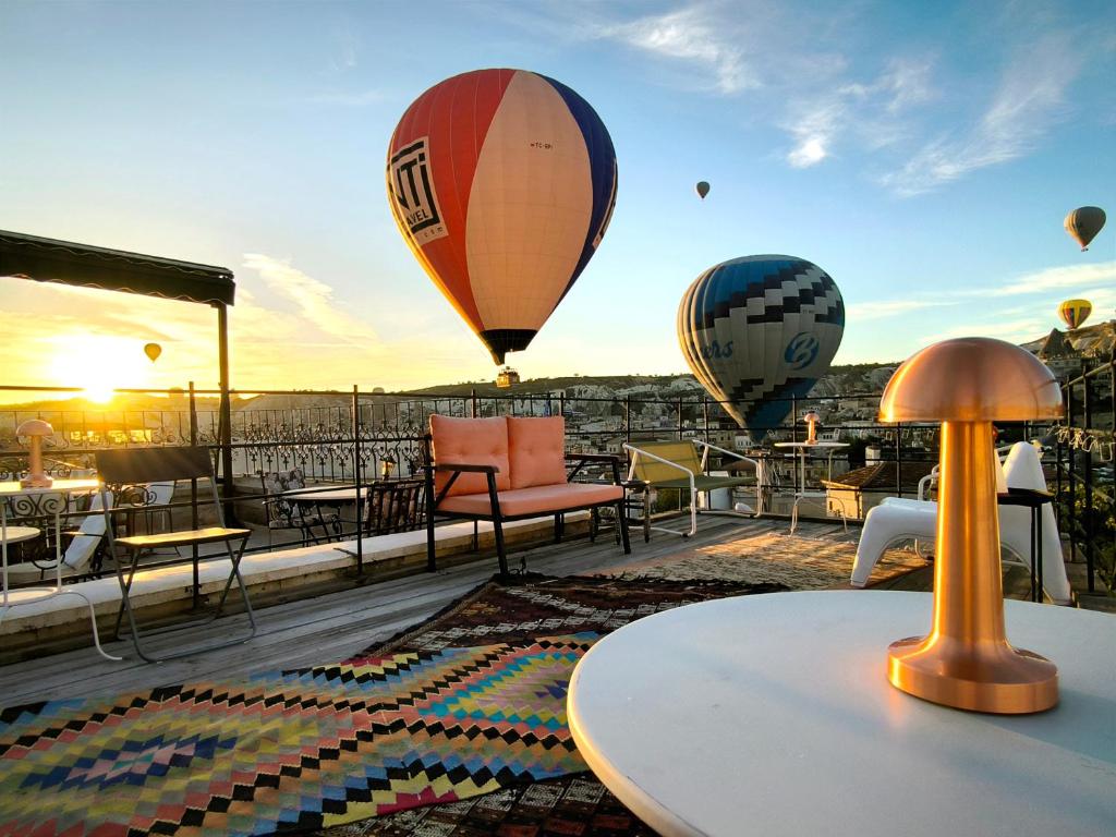 格雷梅卡拉杜特凯芙酒店的三只热气球在屋顶上空中飞行