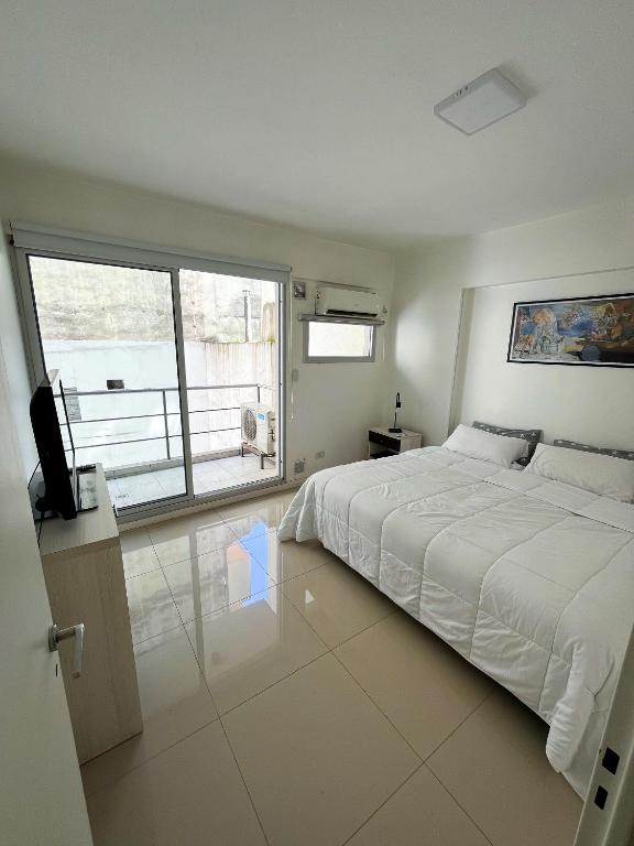 布宜诺斯艾利斯Luminoso departamento en Villa Crespo的一间卧室设有一张大床和一个大窗户